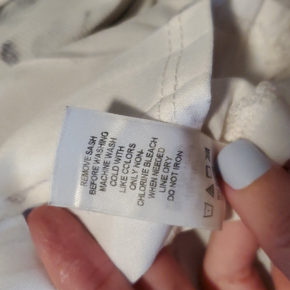 Black and white floral designed skirt with sash to tie - Picture 3 of 3